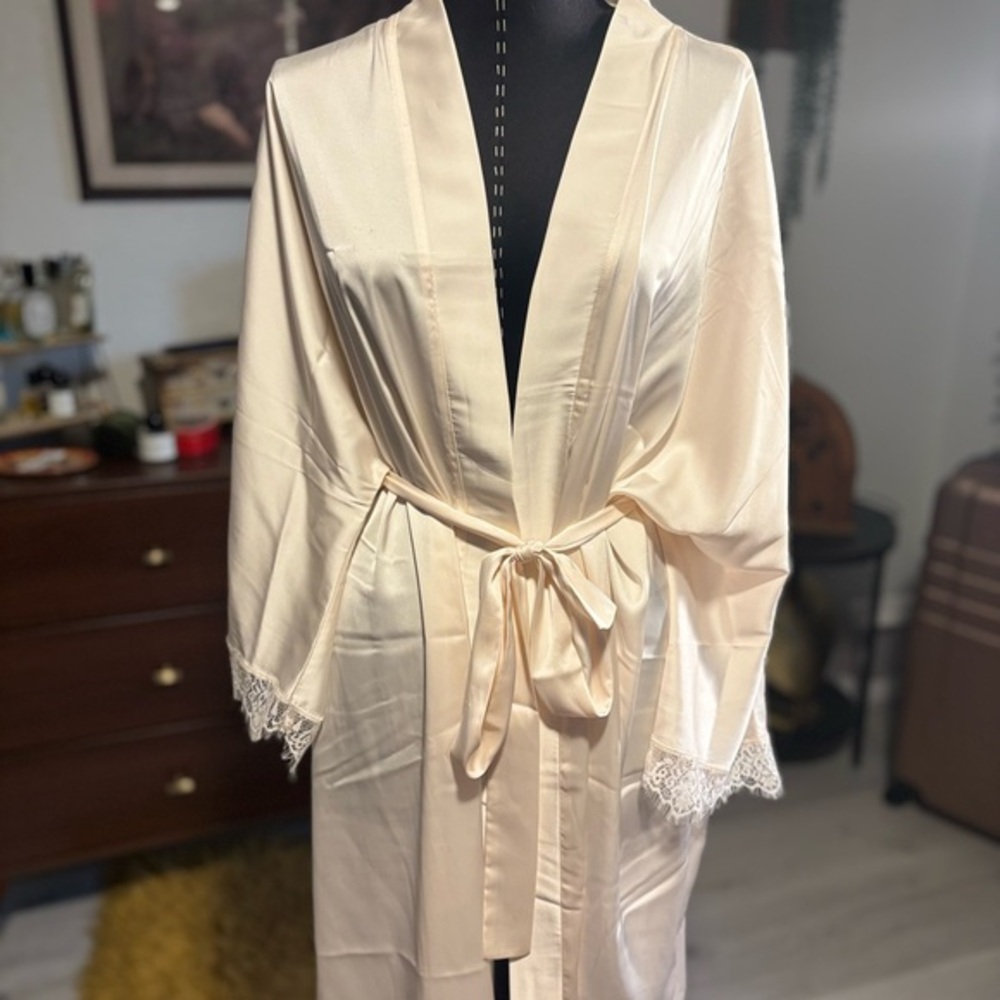 Simone Perele Cream Satin Robe with Lace‎ Cuffs